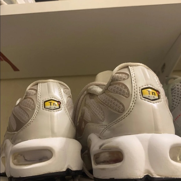 nike air max plus beige